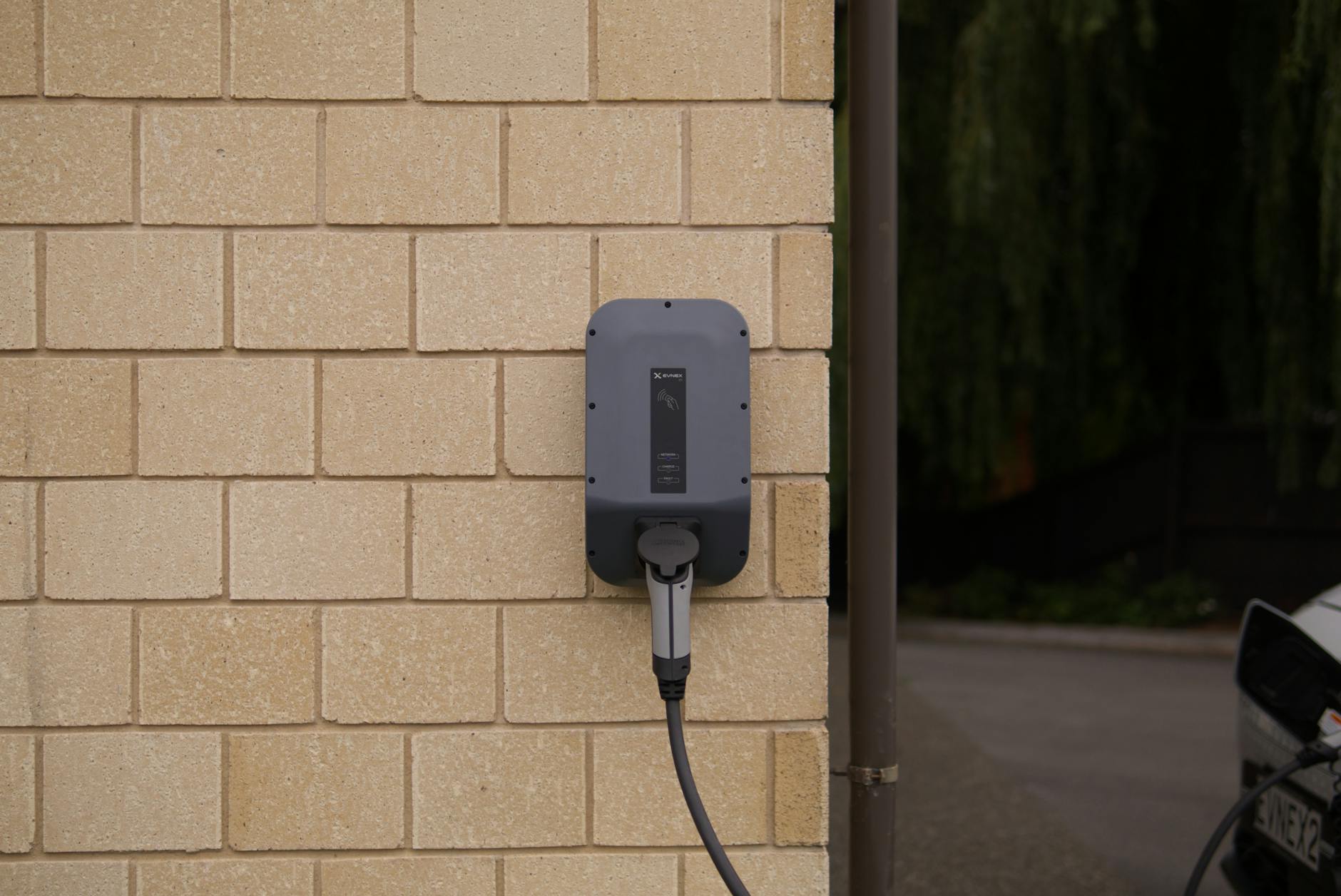 Montaż stacji ładowania samochodów elektrycznych w firmie – Kiedy warto się na to zdecydować?